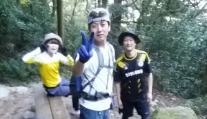 ４人